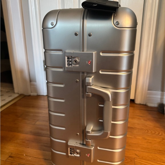AWAY - The Carry-On: Aluminum Edition - Picture 3 of 5